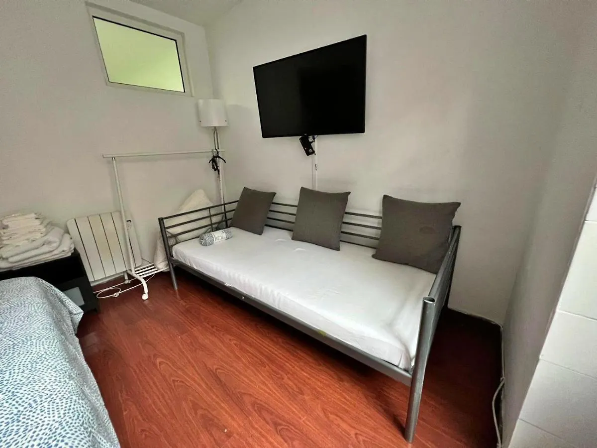 Room In Queluz 11 Minutes From Lisbon
